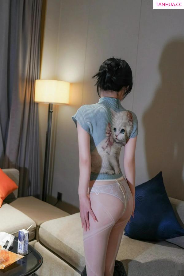 汁汁  [XiuRen]高清写真图 2025.09.30 No.10830 汁汁 灰色短裙第18张图片